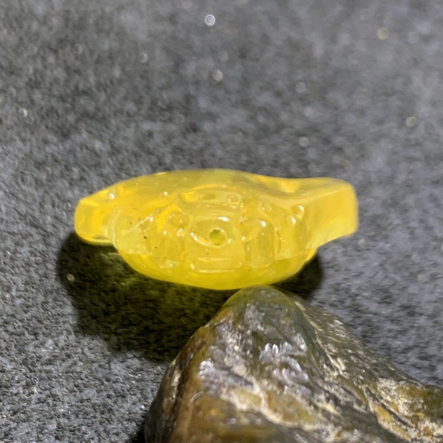 精美天然蜜蜡雕刻大象随形背云一个，