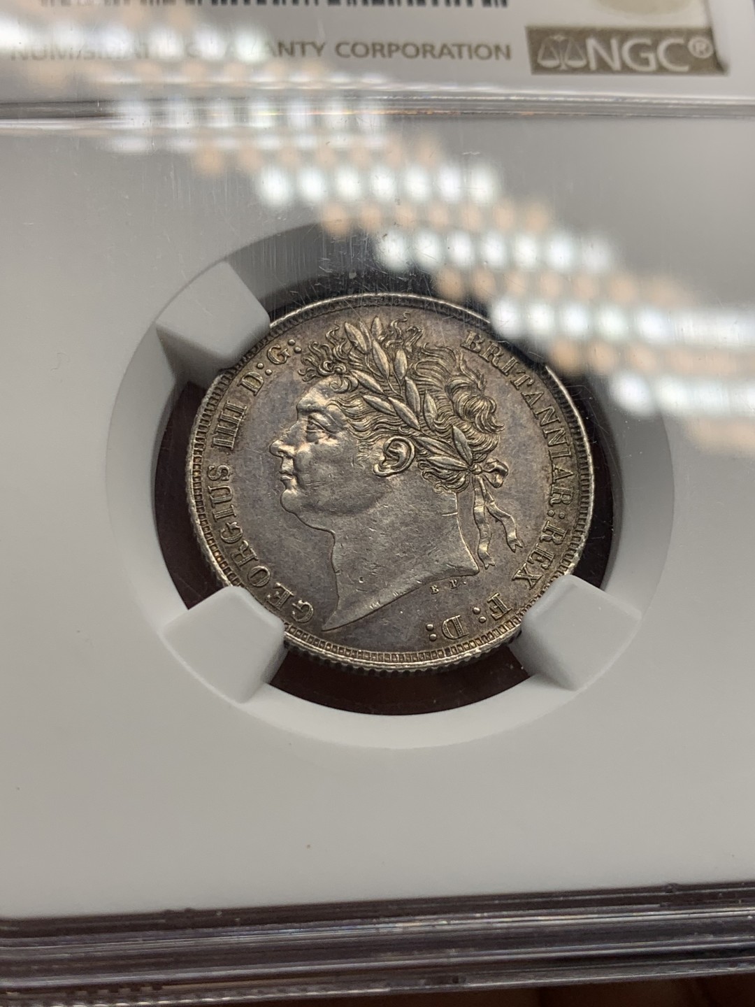 《竞宝斋》第146场-周日，周一 2场 (全场包邮) NGC-AU55 英国 1821年乔治四世三花版1先令银币 著名单年版本，漂亮的三花。实物转光，状态很好，给分略显保守