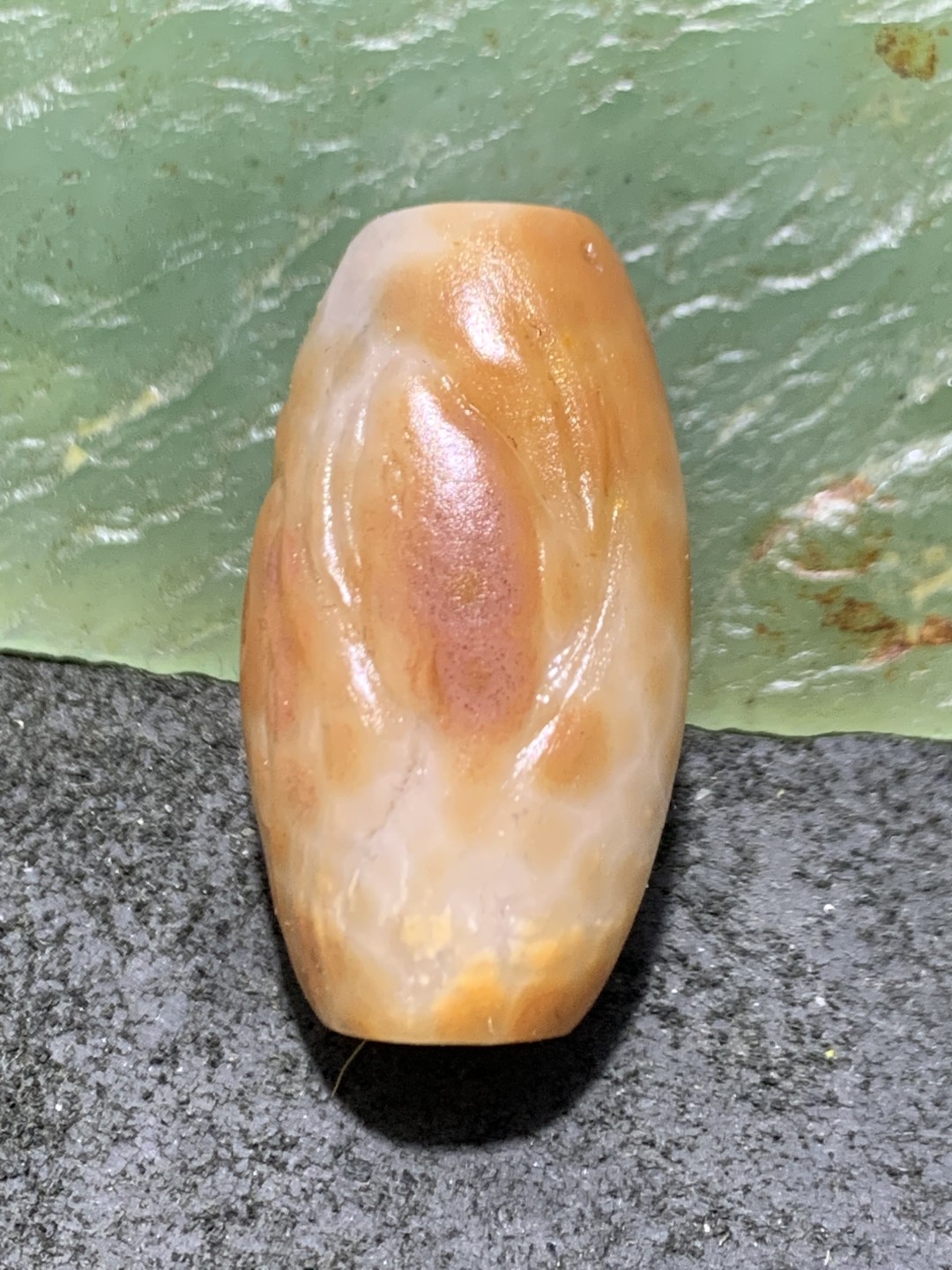 精美战国红玛瑙手工俏色巧雕刻海豚桶珠一颗！
