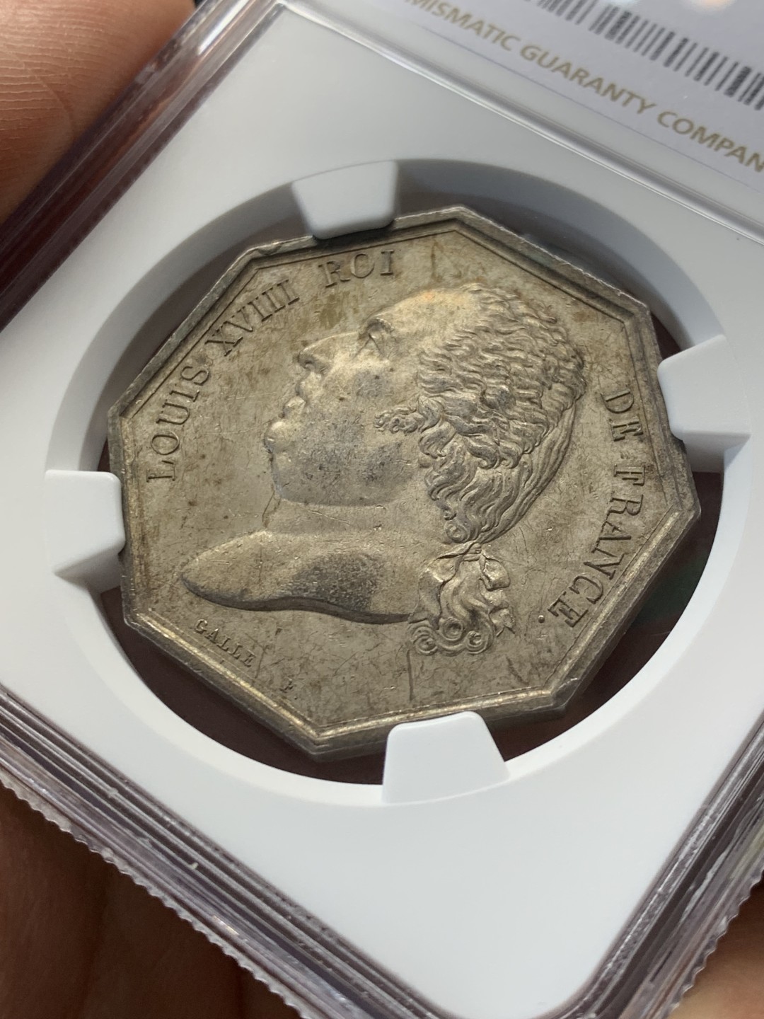 《竞宝斋》第146场-周日，周一 2场 (全场包邮) NGC MS62 法国 路易十八头像 巴黎商业 八角银质代币 背面帆船细节满满