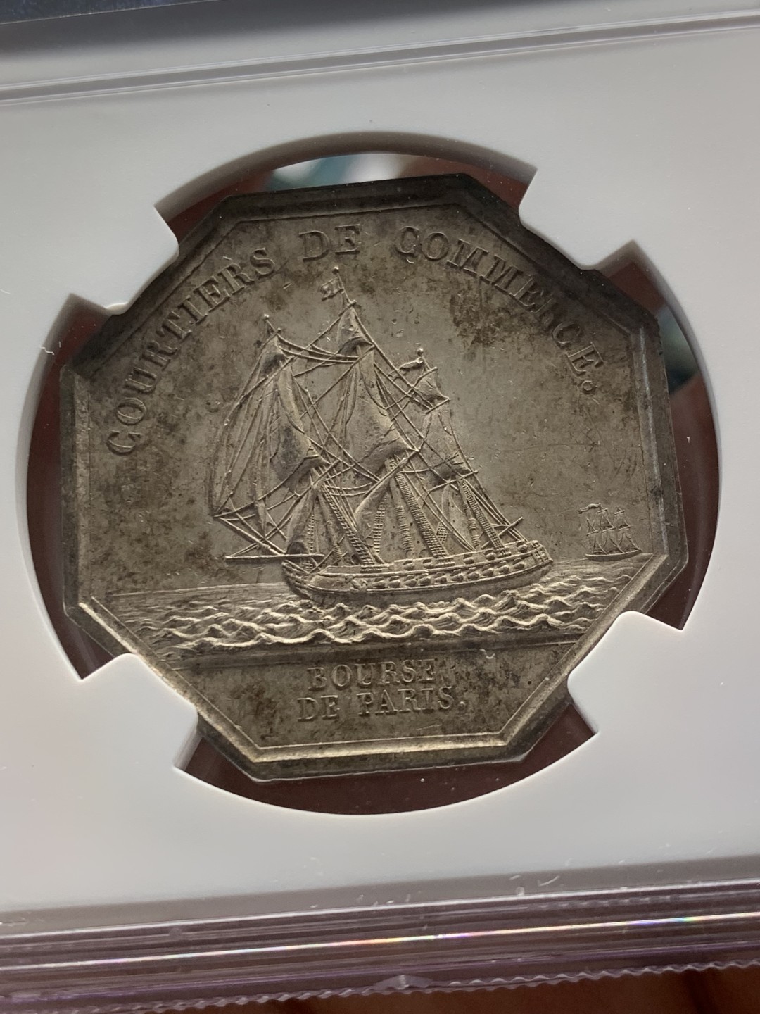 《竞宝斋》第146场-周日，周一 2场 (全场包邮) NGC MS62 法国 路易十八头像 巴黎商业 八角银质代币 背面帆船细节满满