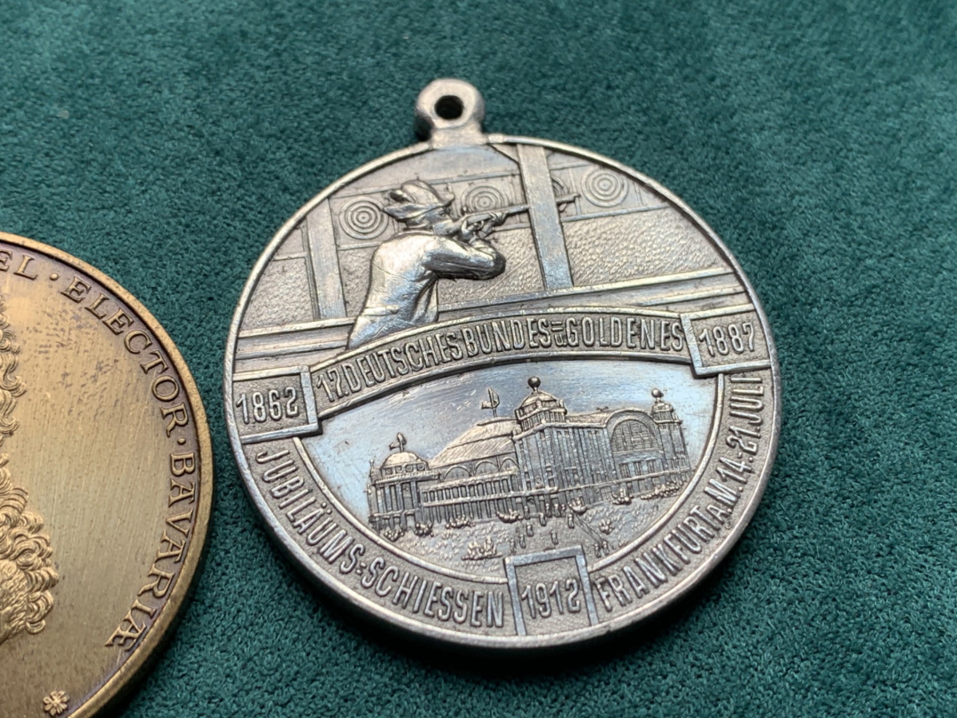 《竞宝斋》第146场-周日，周一 2场 (全场包邮) 德国纪念章2枚，白色金属为德国1912年一战法兰克福射击节纪念章，39.3mm,作者juli steulm,价格倒挂，国外numisbids拍卖成交价为55欧元，另外一枚为巴伐利亚选帝侯马克西米利安二世（Maximilian II. Emanuel；1662年7月11日-1726年2月26日）纪念章。40.3mm，39.2mm