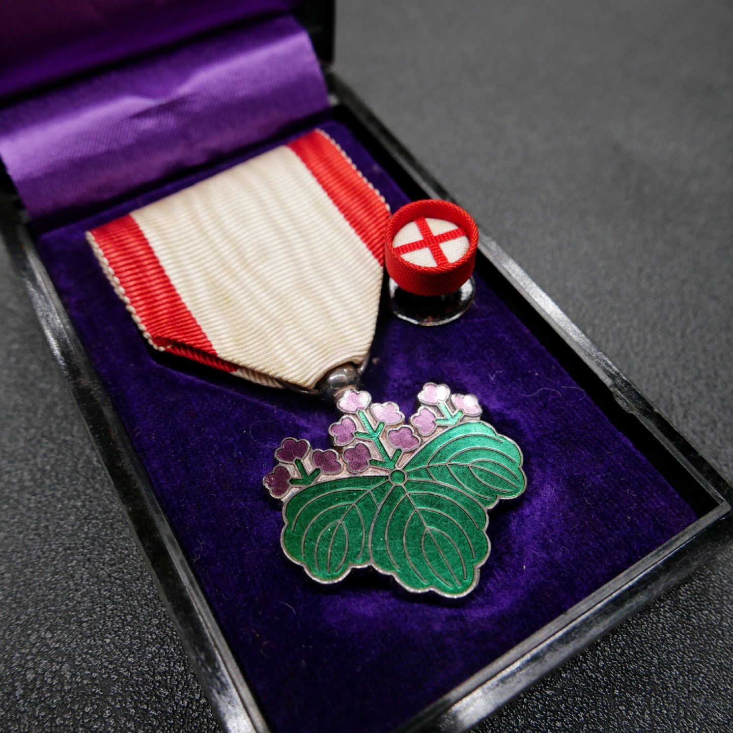 勋章奖章交易所3月25日拍卖 日本七等青叶勋章，银质珐琅