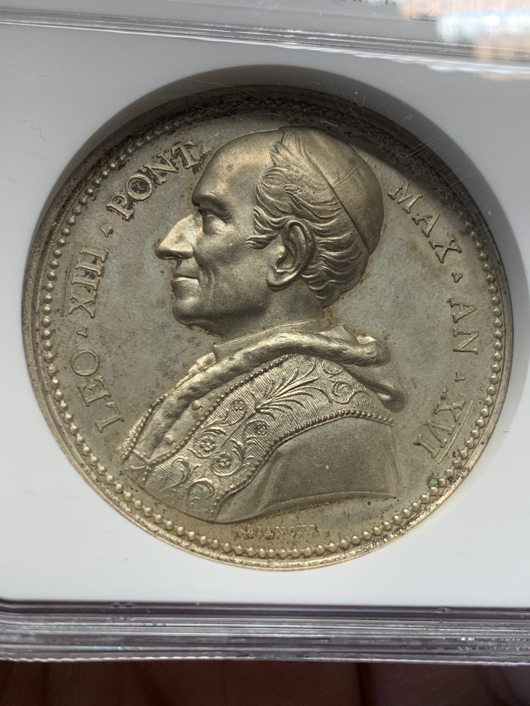 《竞宝斋》第146场-周日，周一 2场 (全场包邮) NGC MS64 教皇国 梵蒂冈 1893年 利奥十三世 教皇祝圣纪念 镀银铜章 高浮雕设计 细节惊人 加厚盒装 可藏