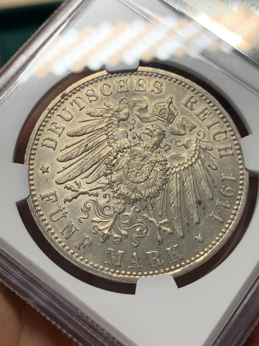 《竞宝斋》第146场-周日，周一 2场 (全场包邮) NGC-UNCD 德国1914年 巴伐利亚5马克银币 带淡包浆和转光，可惜正面上方有小磕ngc不给分