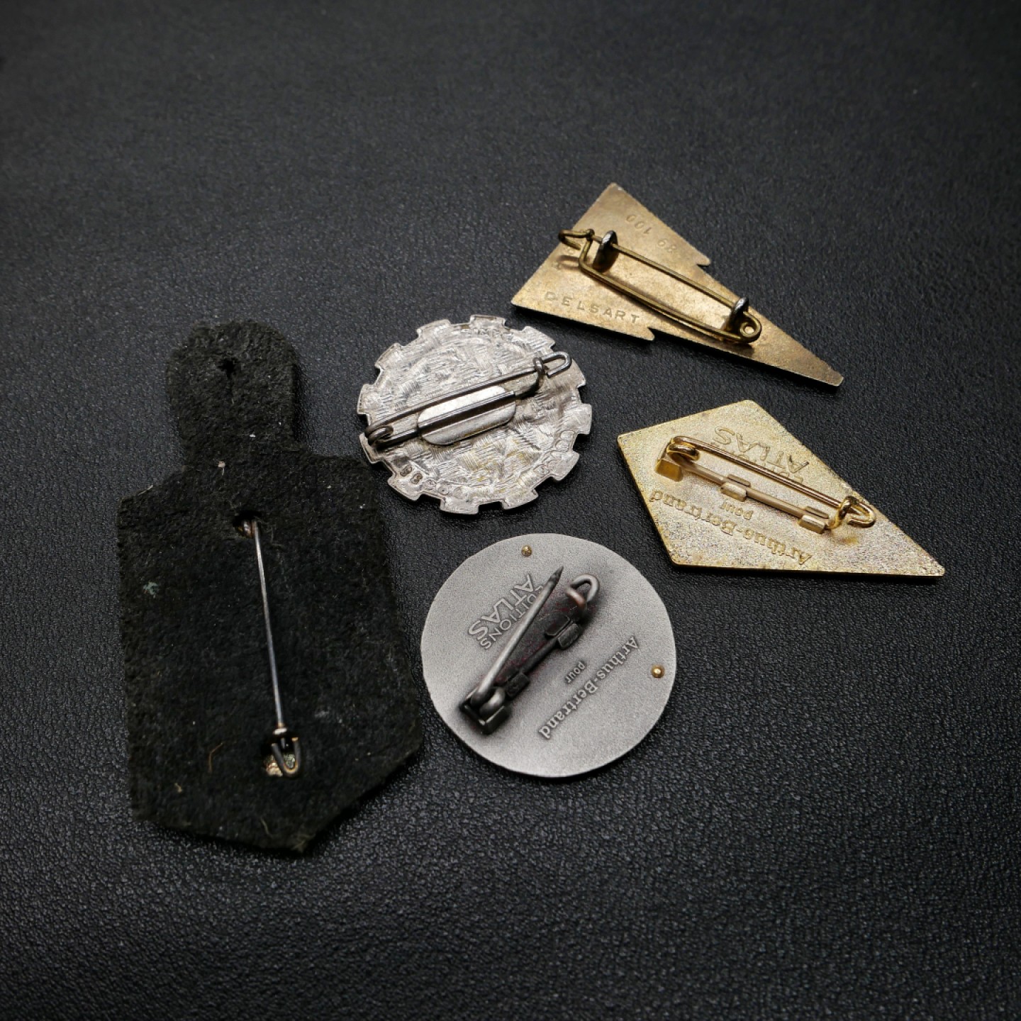 勋章奖章交易所3月25日拍卖 法国徽章一套，5枚一组带背针