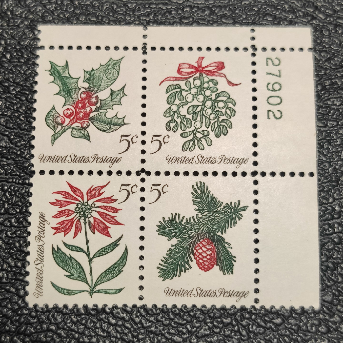 洪涛臻品批发群  精选邮票限时拍卖第二百零九期 美国1964年 圣诞节花卉四联 右上直角边带版号  精美雕刻版, 原胶完美润亮 相当难得的品相, 漂亮！