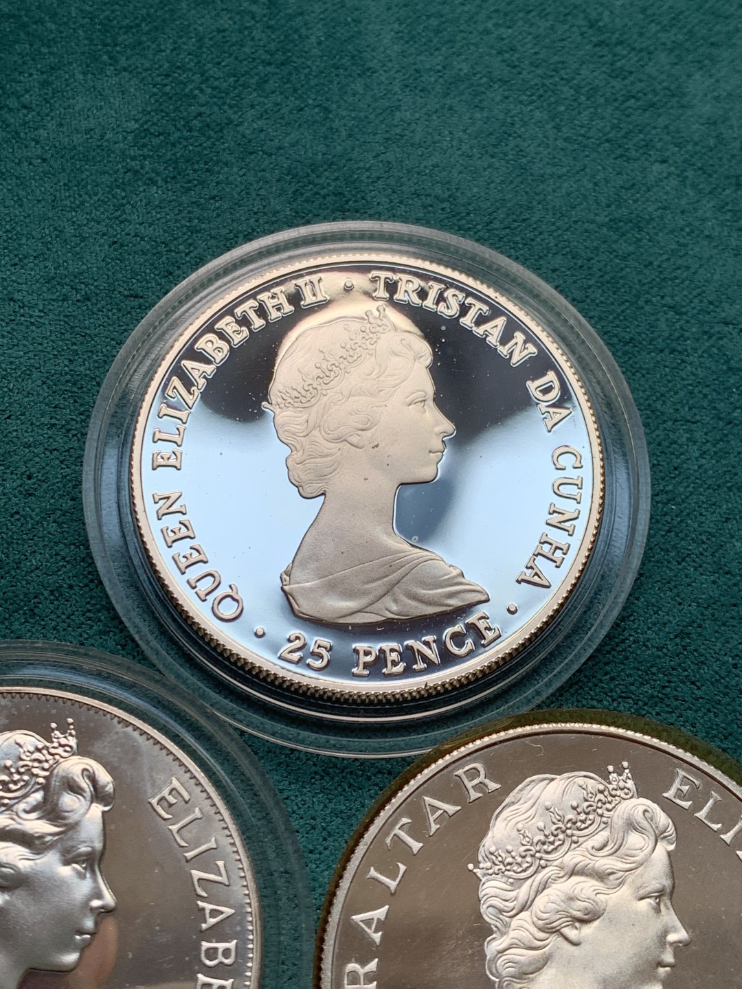 《竞宝斋》第146场-周日，周一 2场 (全场包邮) 马恩岛－直布罗陀-特里斯坦达库尼亚1980年女王母亲1克朗精制纪念银币3枚套