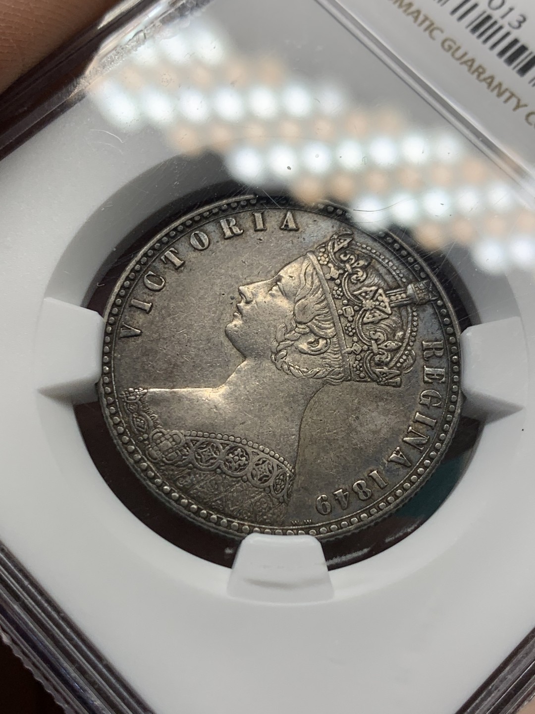 《竞宝斋》第146场-周日，周一 2场 (全场包邮) NGC AU-50 1849英国维多利亚“无神”弗洛林，深灰海洋包浆  MS过万的热门品种，此颗状态无敌适合自藏