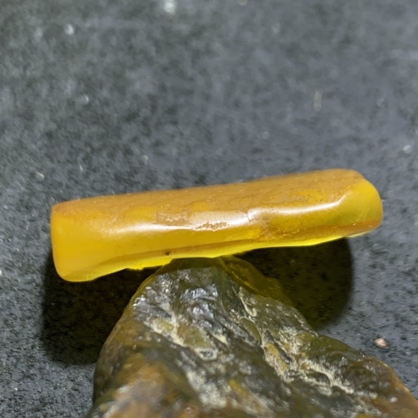 精美天然乌克兰蜜蜡原石雕刻宝宝佛小吊坠一个，