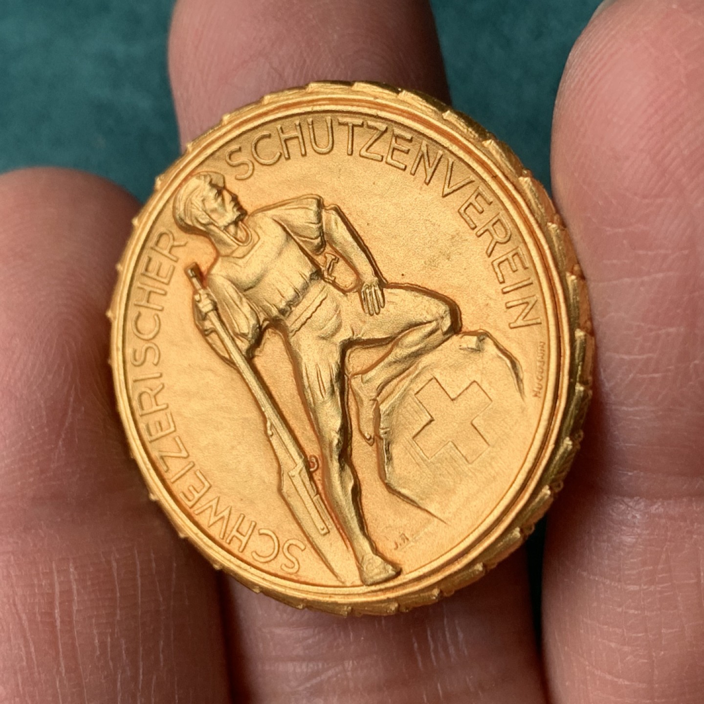 《竞宝斋》第146场-周日，周一 2场 (全场包邮) 1920-1930年代 瑞士射击节 300米步枪射击纪念银镀金纪念章，发行量小于500枚，重量14.7克。直径30MM 细节见图