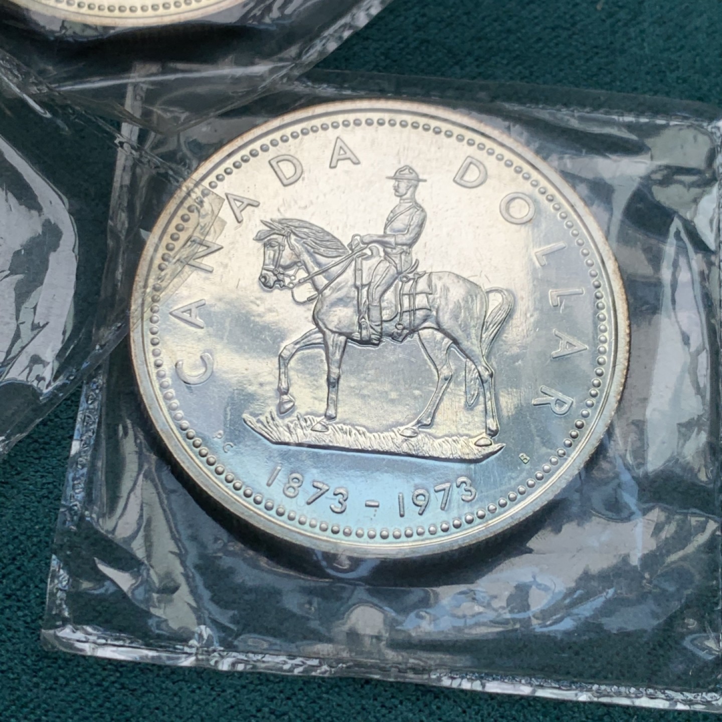 《竞宝斋》第146场-周日，周一 2场 (全场包邮) 原袋 完美好品相加拿大骑警大银币三枚，一共69.96g