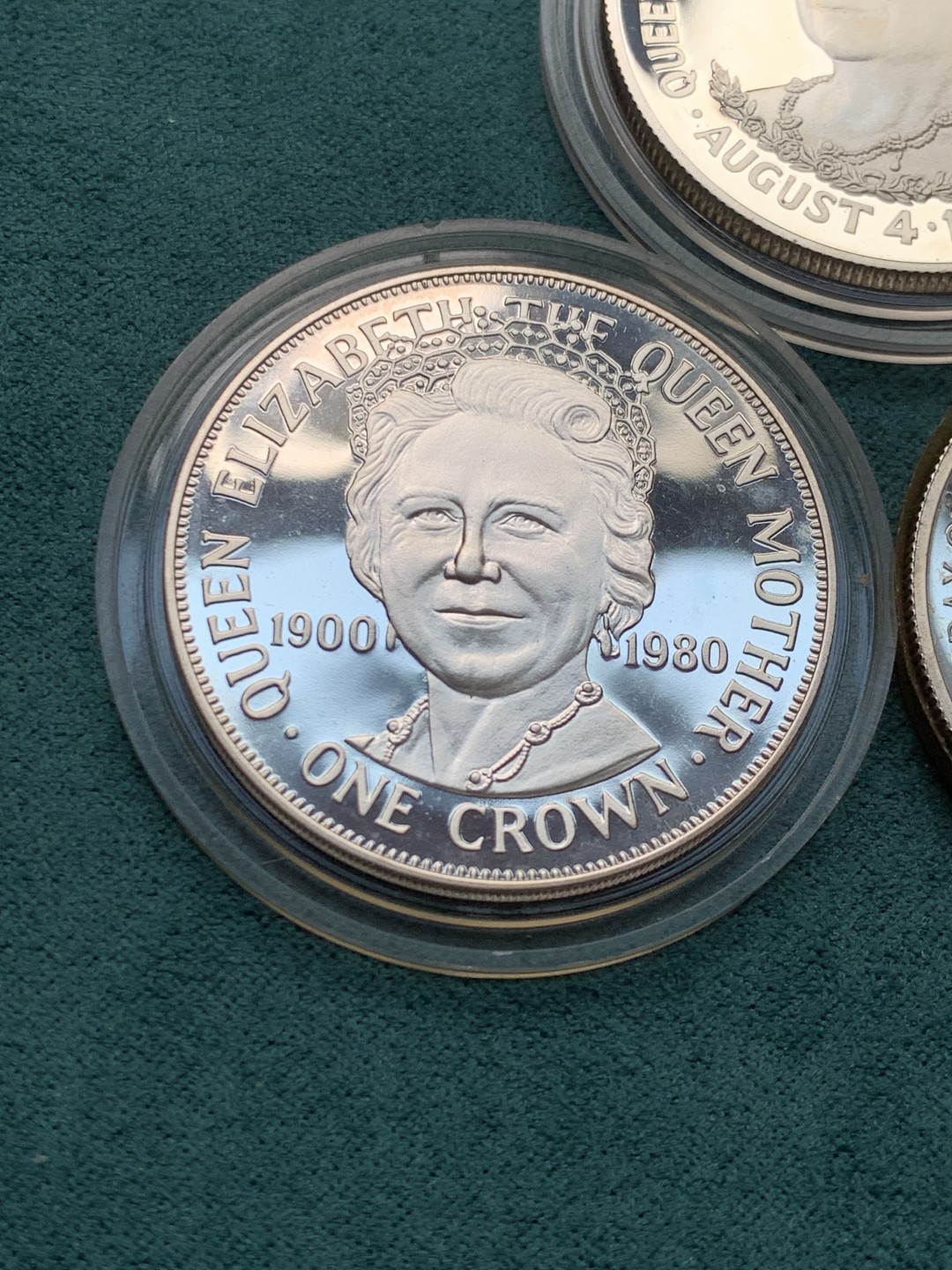 《竞宝斋》第146场-周日，周一 2场 (全场包邮) 马恩岛－直布罗陀-特里斯坦达库尼亚1980年女王母亲1克朗精制纪念银币3枚套