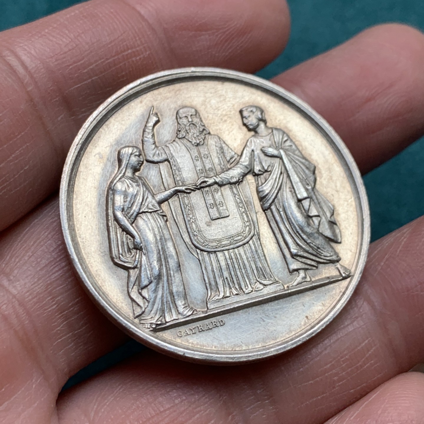 《竞宝斋》第146场-周日，周一 2场 (全场包邮) 法国结婚纪念银章  重量：21.7gr  直径：36mm 边铭：蜜蜂+银标 牧师祝福 少见品种