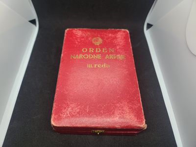 崇实勋章拍卖所（第三期） - 南斯拉夫早期滚边盒三级人民军（盒略章全，银，珐琅无损）