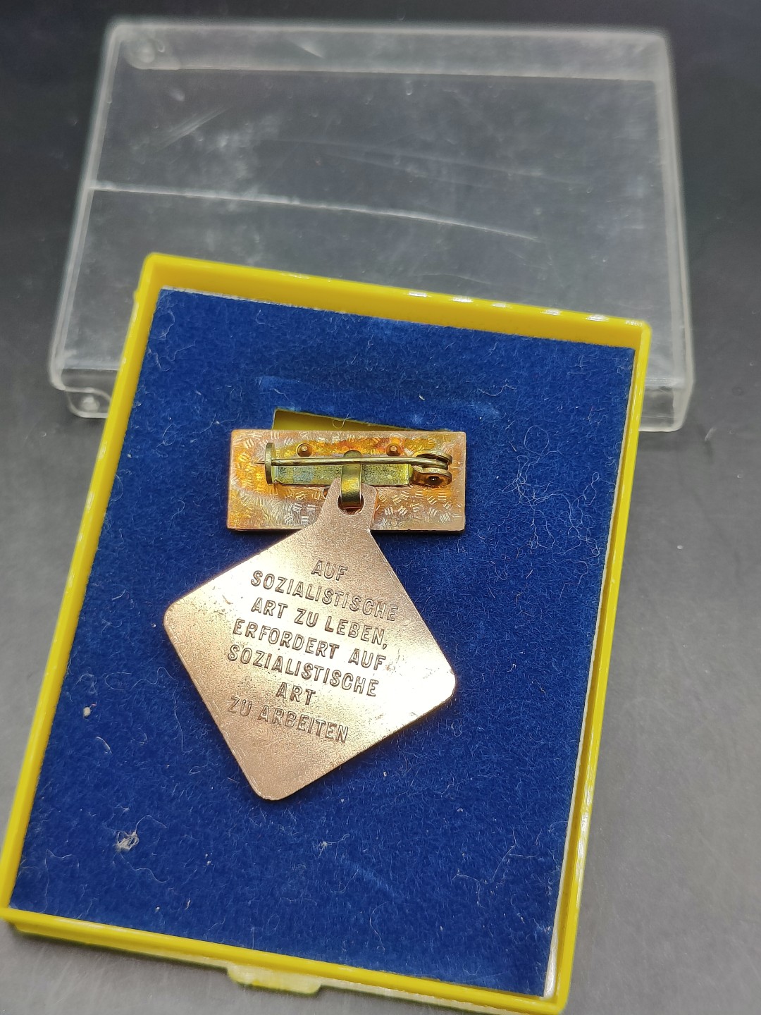 全场0元起拍 第41期 咸鱼国勋章拍卖专场 3月26日（周日）下午6：00开始 东德个人劳动积极份子奖章