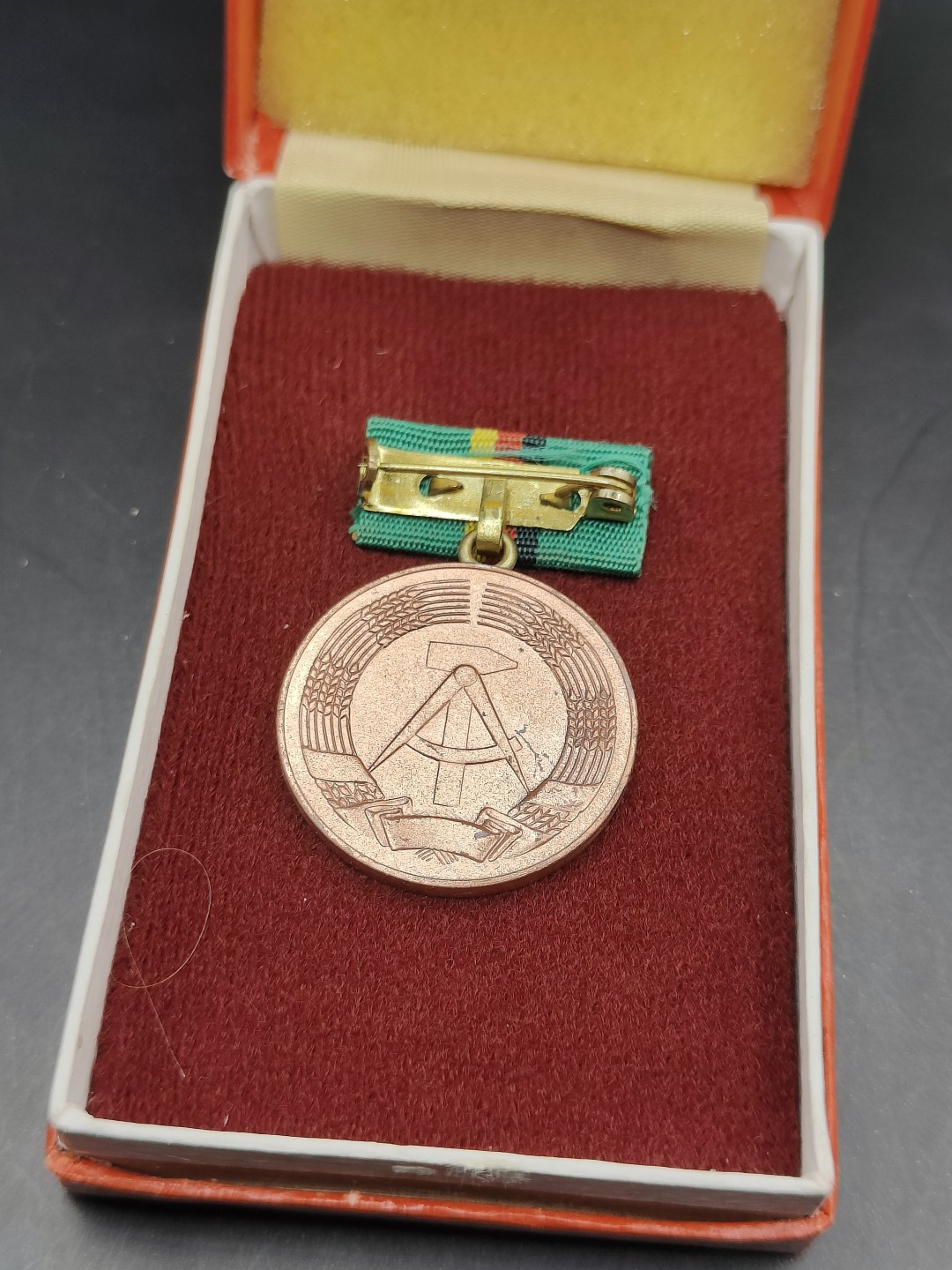 全场0元起拍 第41期 咸鱼国勋章拍卖专场 3月26日（周日）下午6：00开始 东德集体农庄优秀服务奖章 早期帶盒