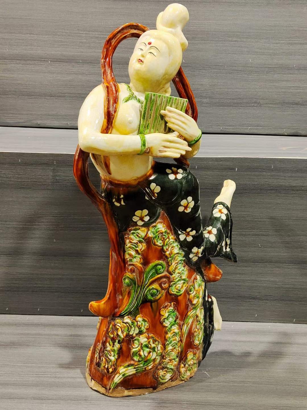 美品.精工细作唐三彩“飞天乐女俑”摆件一套，造型逼真精美，神态各异，老化明显，成色如图