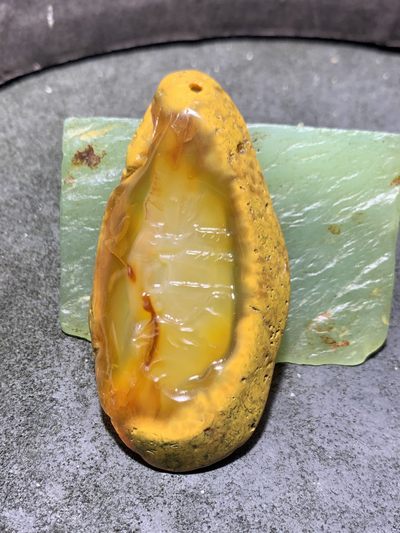 放福利！天然马达加斯加黄皮冰飘心原皮玛瑙雕刻亭台楼阁牌子一块 - 放福利！天然马达加斯加黄皮冰飘心原皮玛瑙雕刻亭台楼阁牌子一块