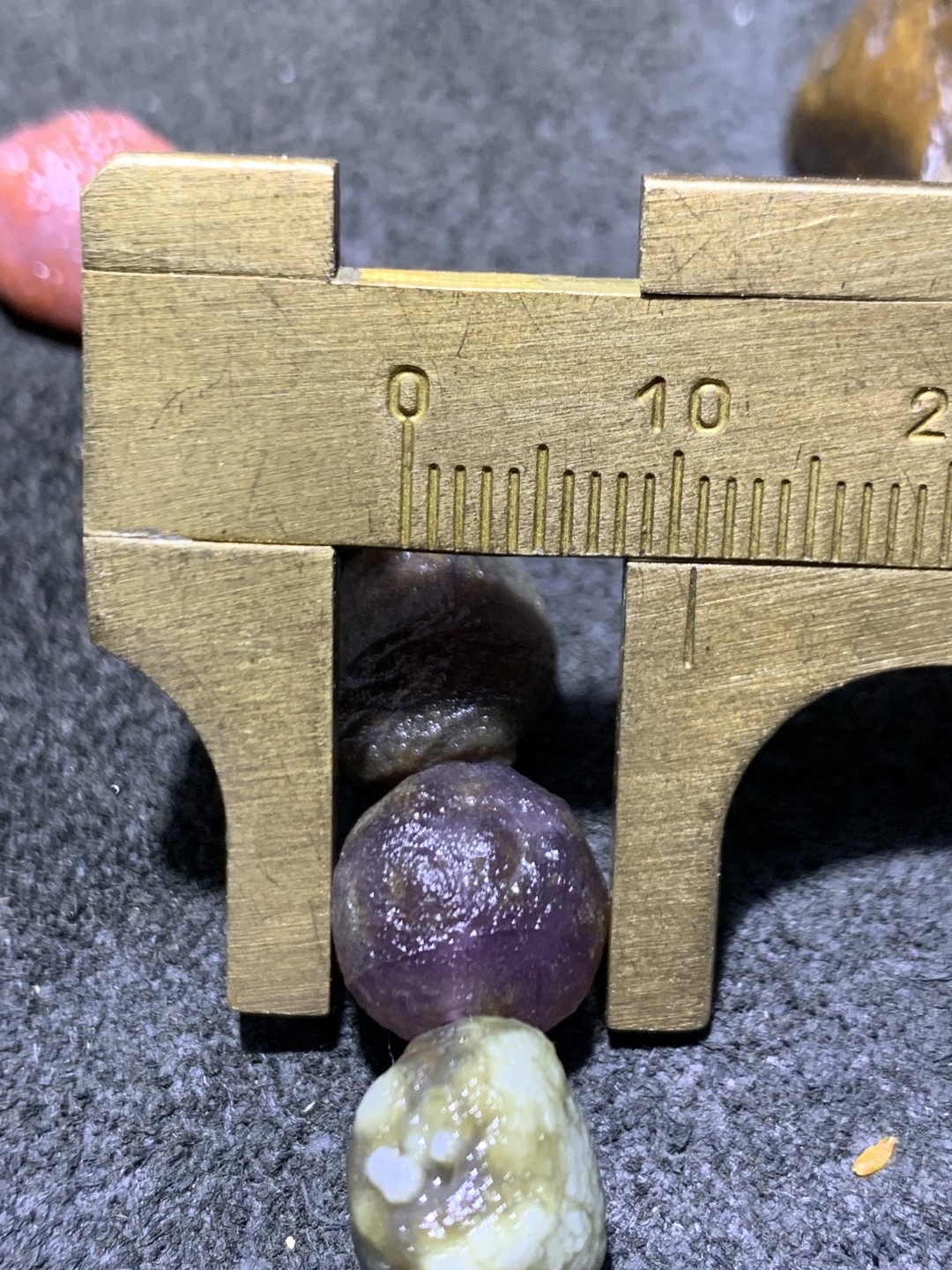 精美阿拉善紫罗兰系多宝筋脉石原石手串一条，