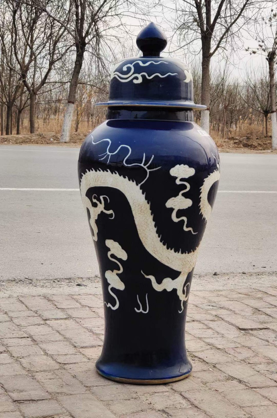 美品·款识“大元国至正八年制”霁蓝釉刻瓷白龙纹盖罐。 美品·款识“大元国至正八年制”霁蓝釉刻瓷白龙纹盖罐。