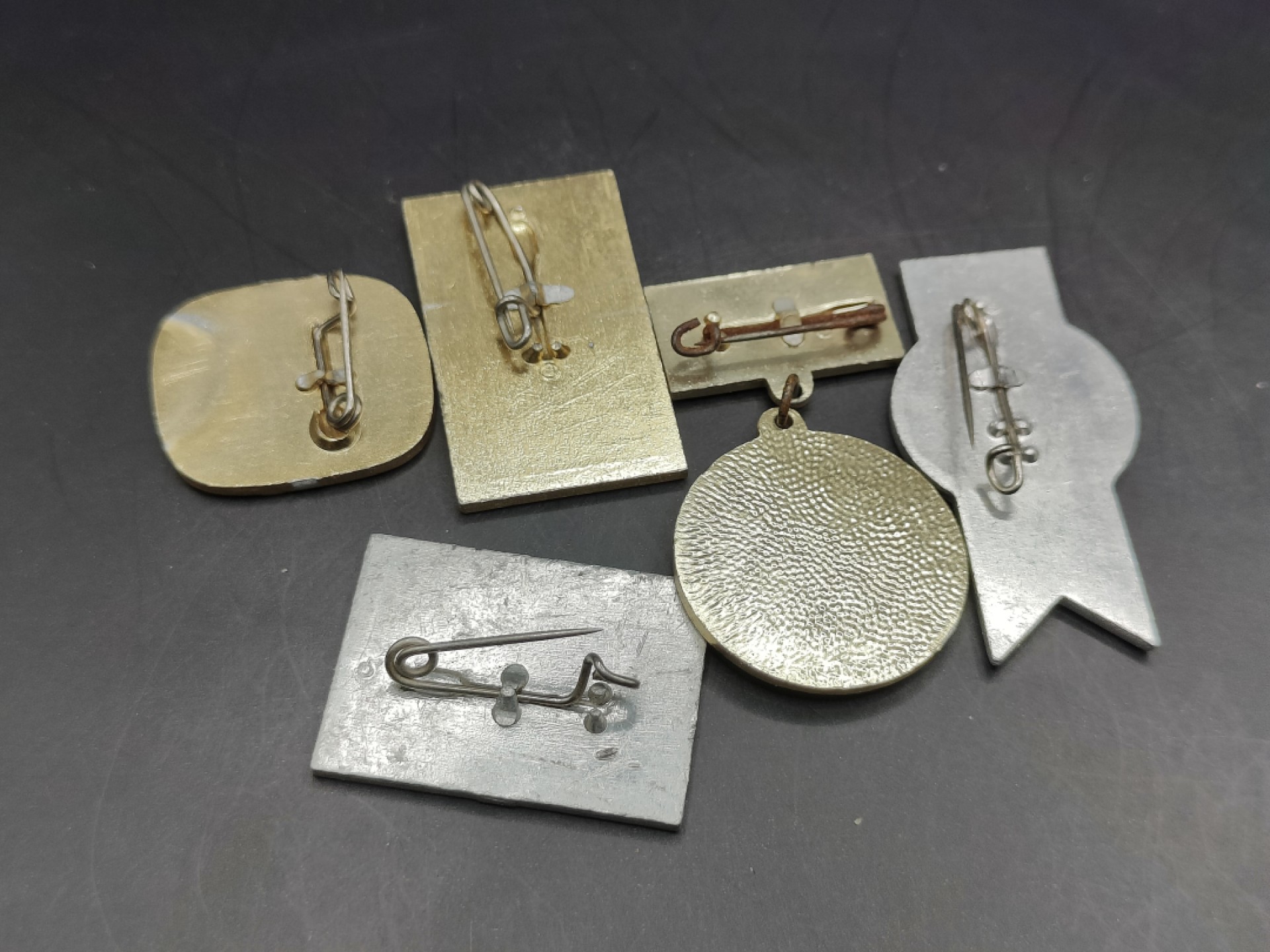 全场0元起拍 第41期 咸鱼国勋章拍卖专场 3月26日（周日）下午6：00开始 东德建国17-21周年纪念章一套