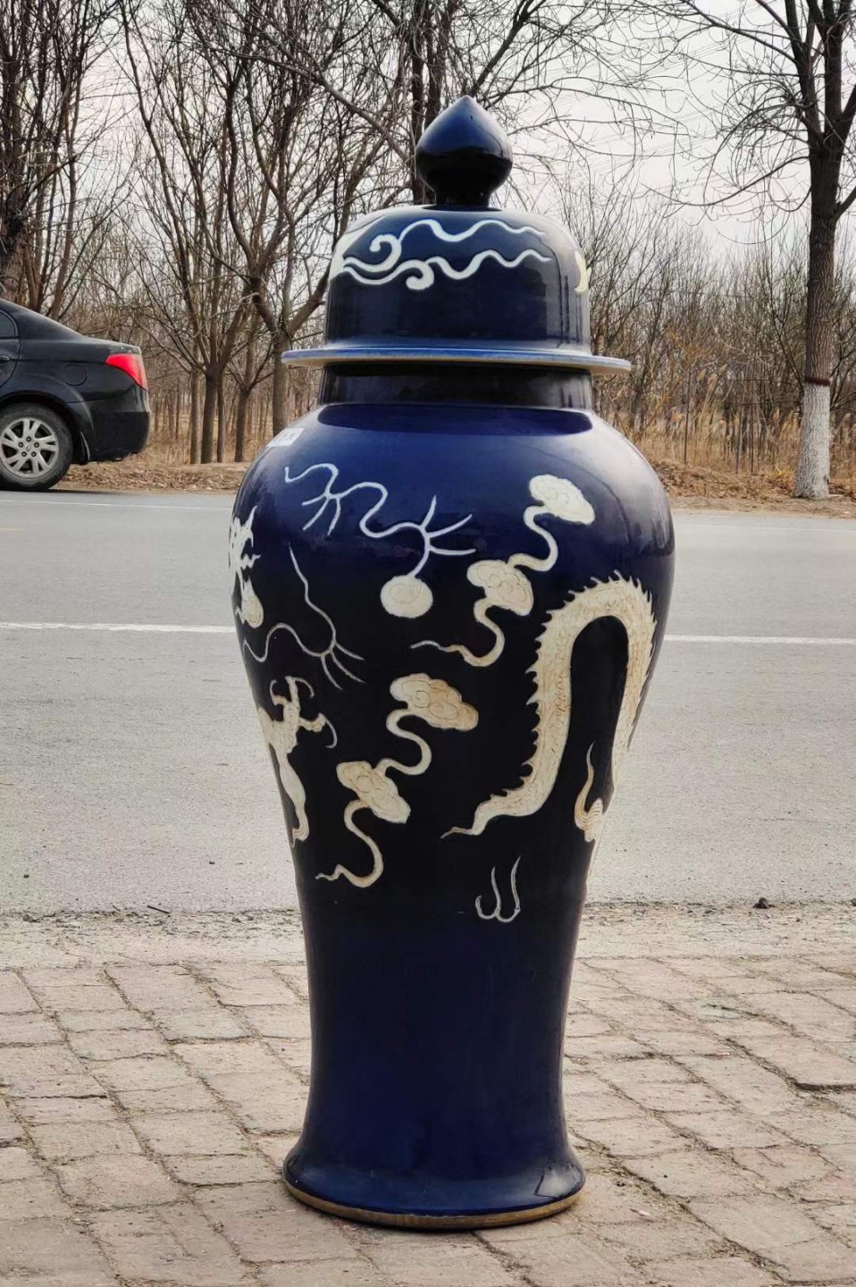 美品·款识“大元国至正八年制”霁蓝釉刻瓷白龙纹盖罐。 美品·款识“大元国至正八年制”霁蓝釉刻瓷白龙纹盖罐。