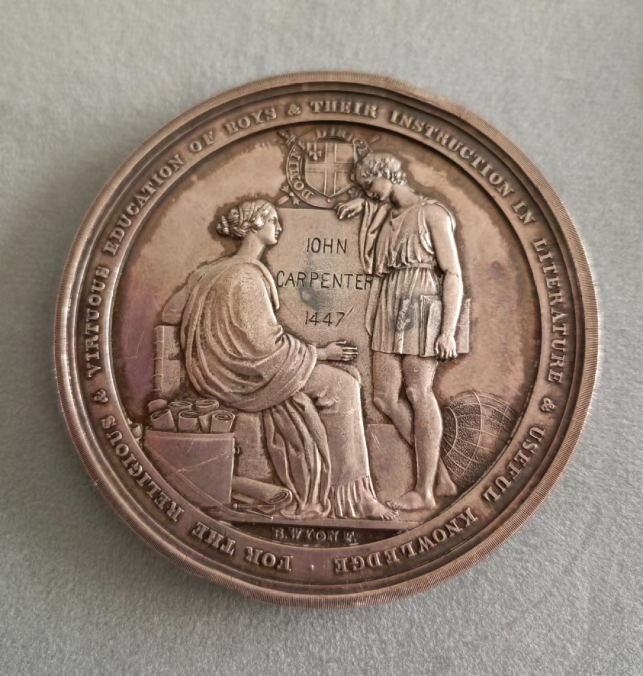 德国马克欧洲章牌摆件第十期 1834年伦敦城学院建立，B.Wyon名作，58mm85g。光边原铸，轻微边磕。稀有