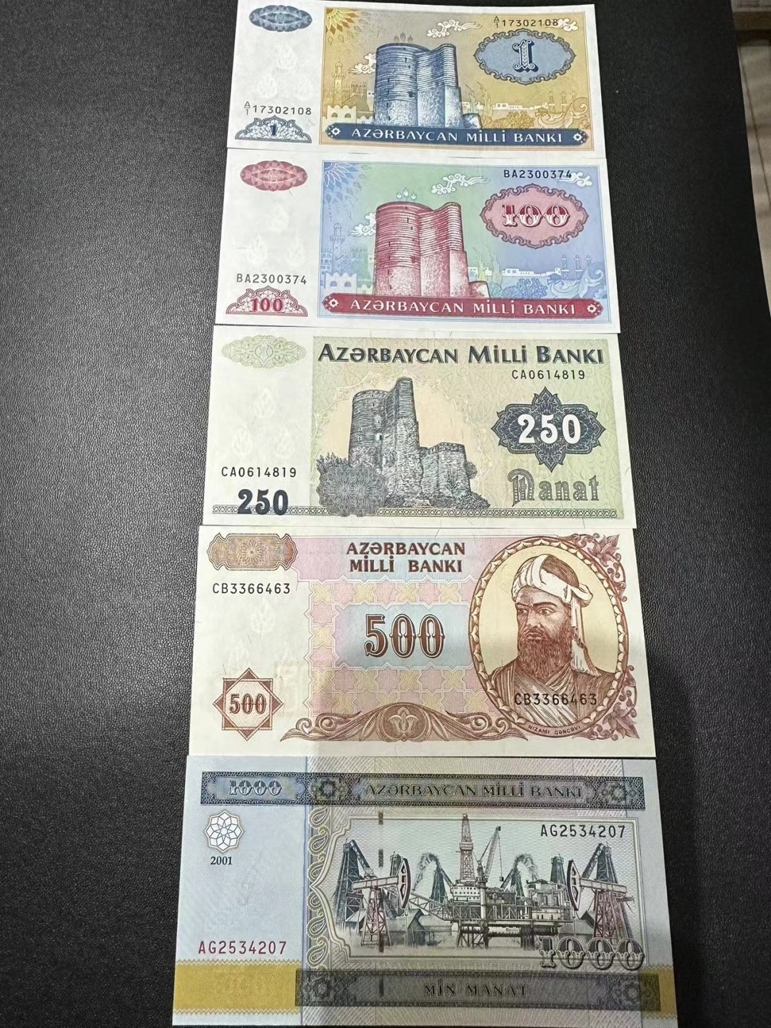 《外钞收藏家》第二百五十四期（连拍第二场） 阿塞拜疆阿塞拜疆5枚纸钞套装(1-1000马纳特) 500有点潮 1000疑似有折