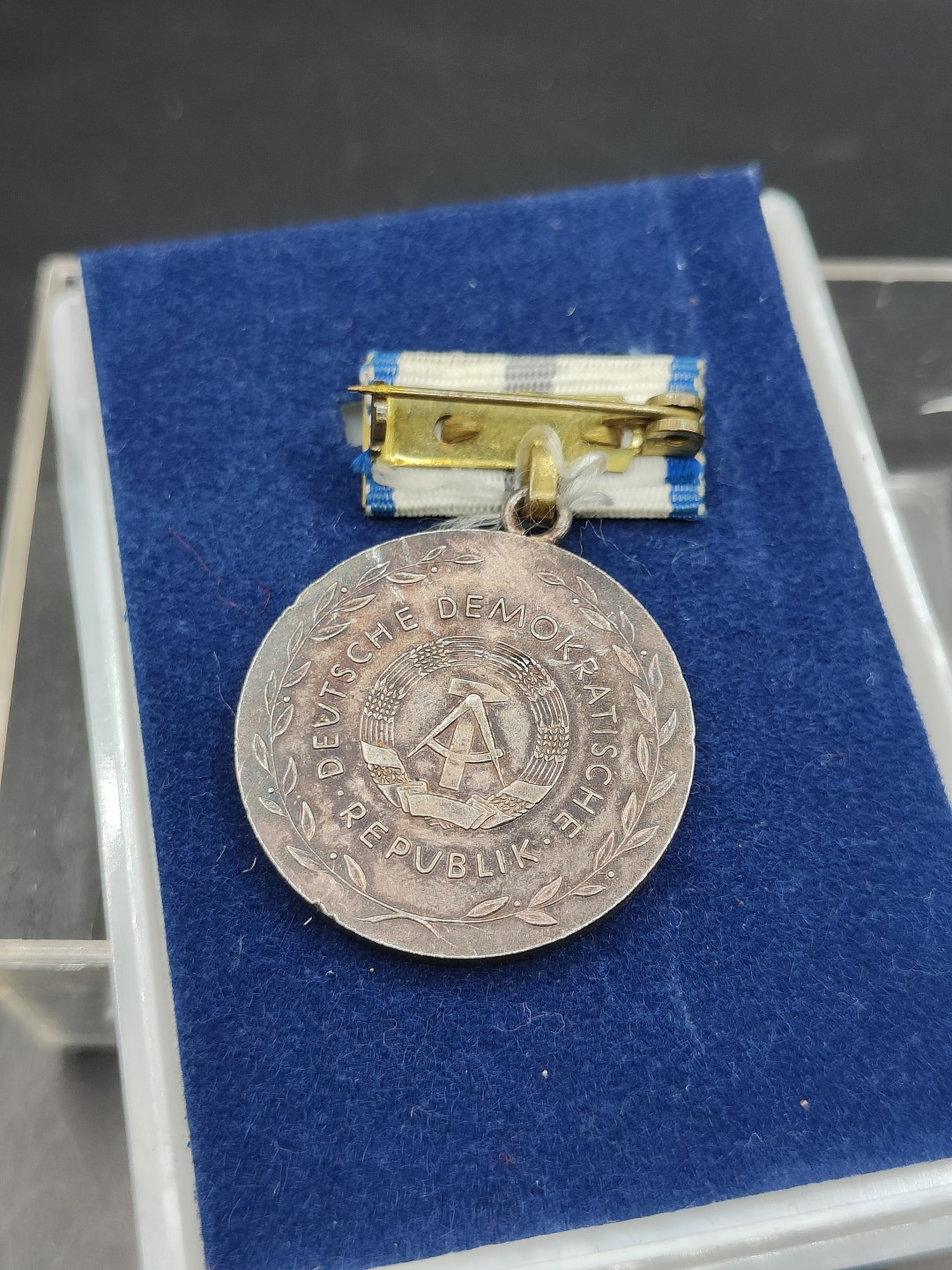 全场0元起拍 第41期 咸鱼国勋章拍卖专场 3月26日（周日）下午6：00开始 东德杰出医疗服务奖章 带盒