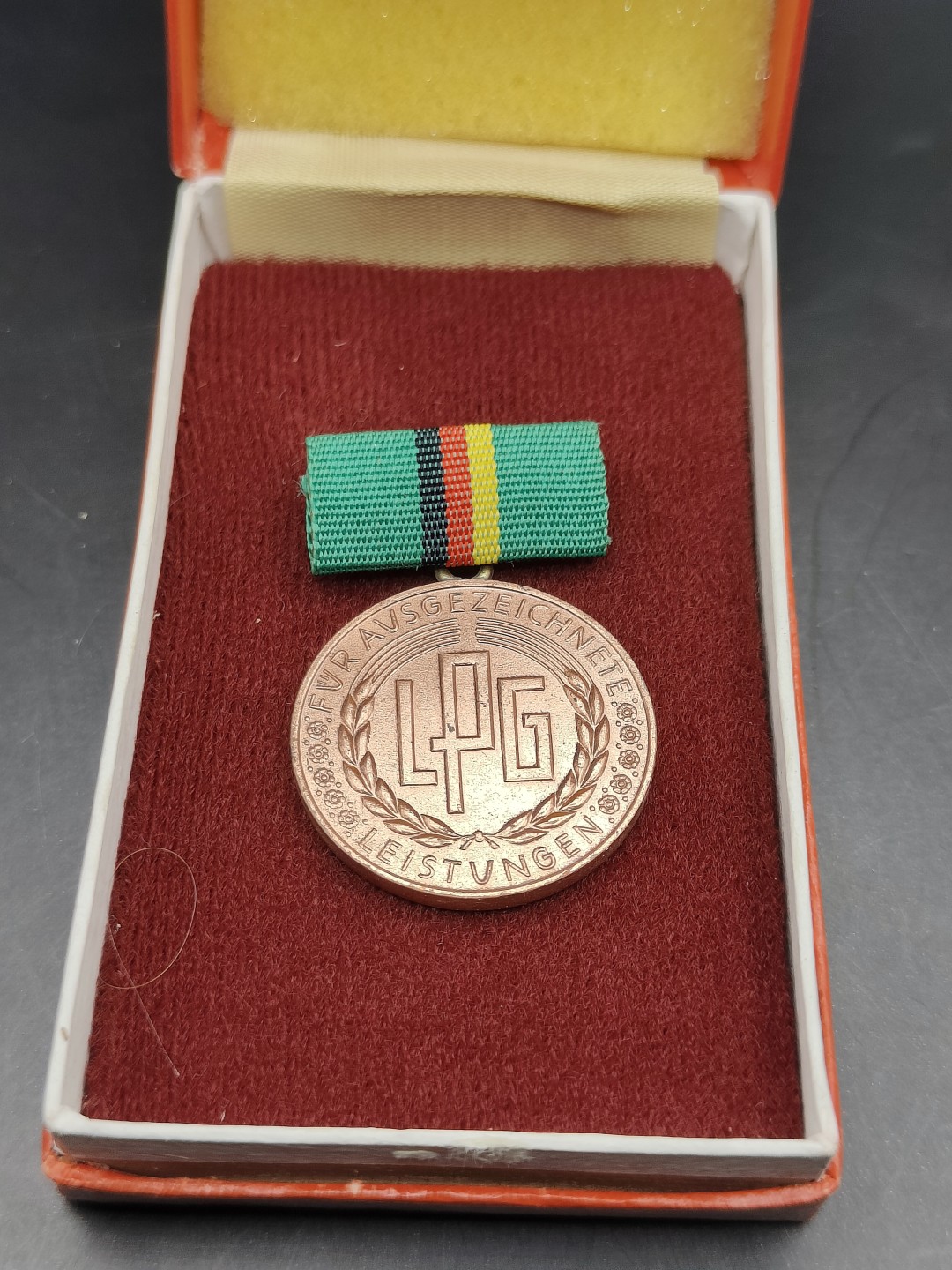 全场0元起拍 第41期 咸鱼国勋章拍卖专场 3月26日（周日）下午6：00开始 东德集体农庄优秀服务奖章 早期帶盒