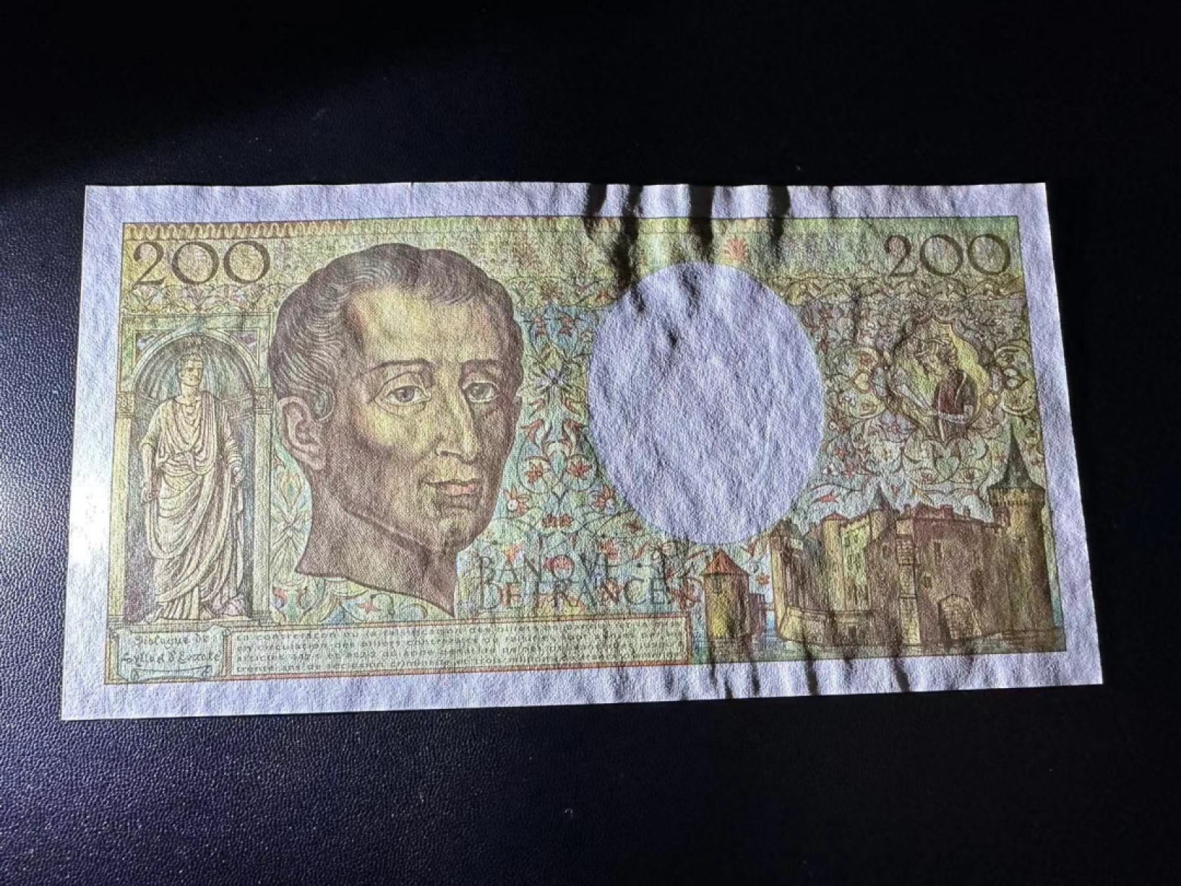 《外钞收藏家》第二百五十三期（德法意专场） 法国1994年200法郎，孟德斯鸠 近全新 无折 大面积潮