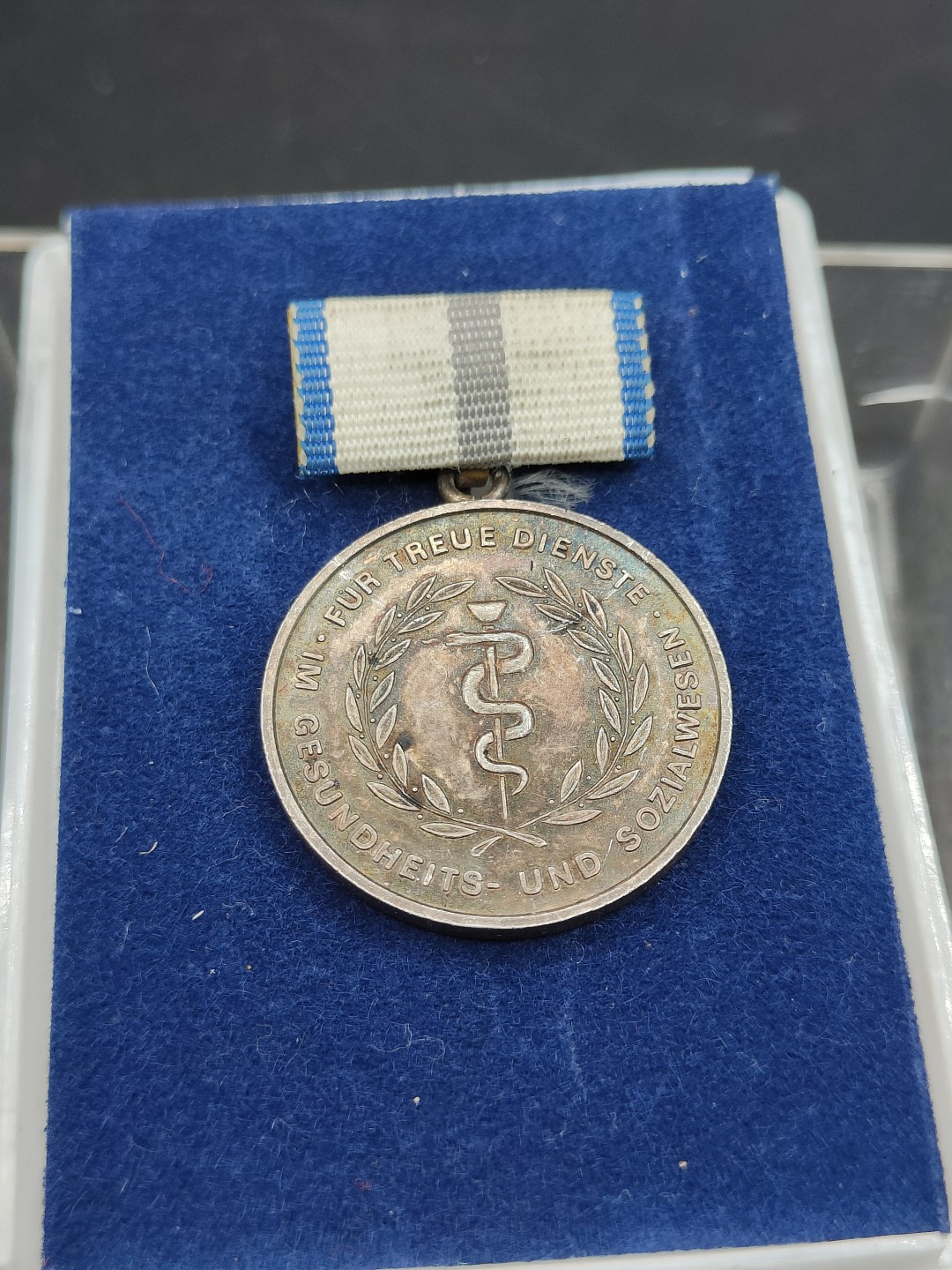 全场0元起拍 第41期 咸鱼国勋章拍卖专场 3月26日（周日）下午6：00开始 东德杰出医疗服务奖章 带盒