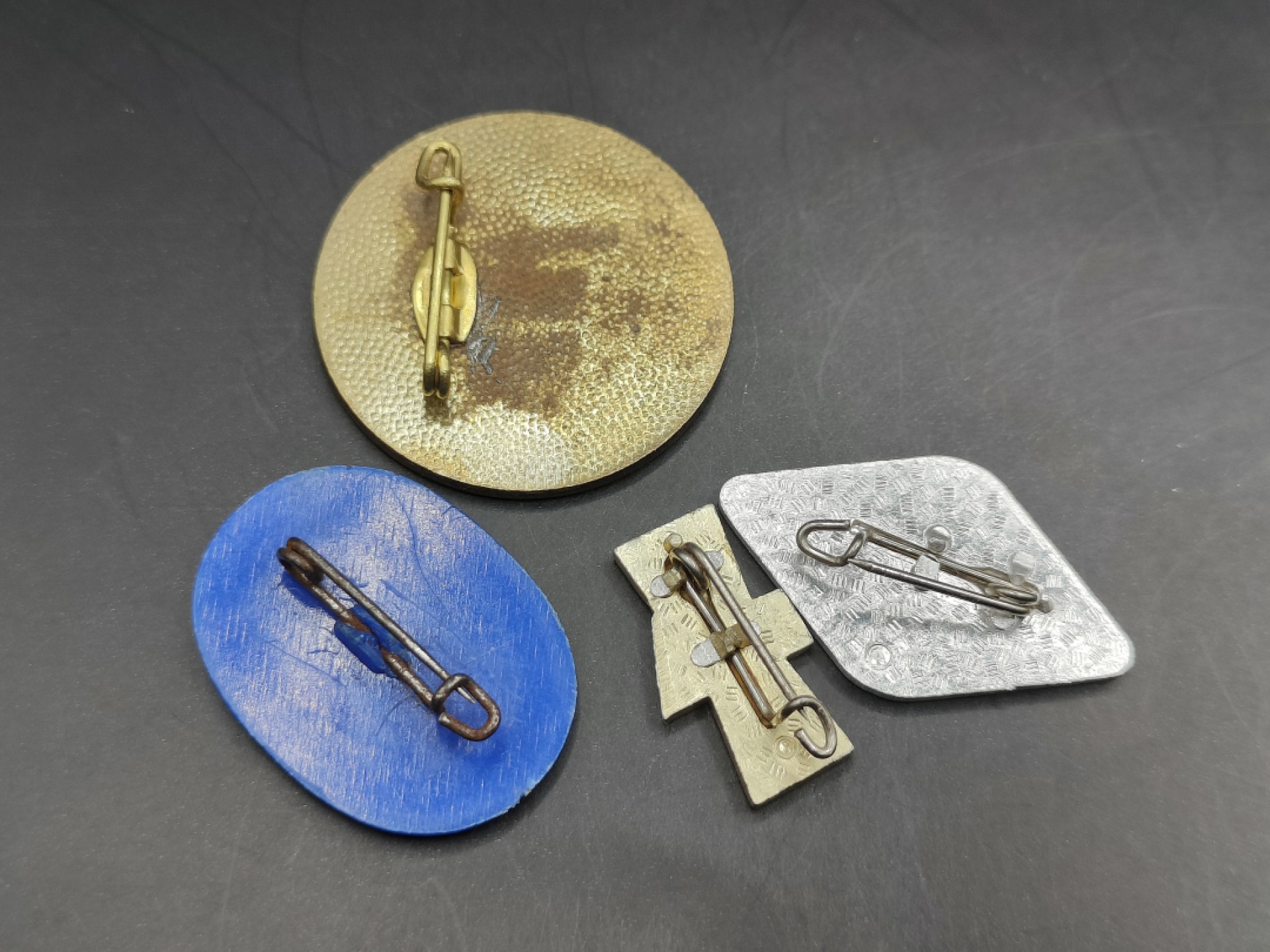 全场0元起拍 第41期 咸鱼国勋章拍卖专场 3月26日（周日）下午6：00开始 东德徽章一组