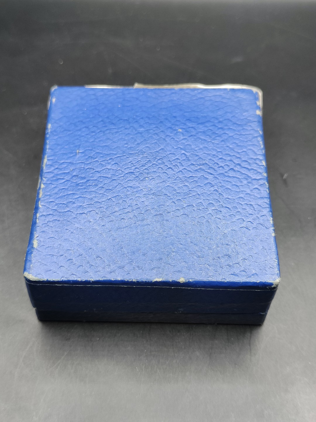 全场0元起拍 第41期 咸鱼国勋章拍卖专场 3月26日（周日）下午6：00开始 东德奖章 纸皮盒