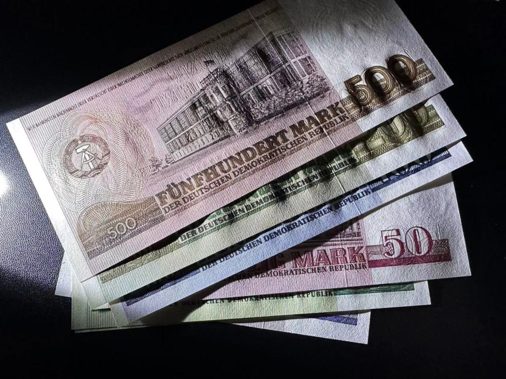 《外钞收藏家》第二百五十三期（德法意专场） 民主德国1971-85年全套7枚，5-500马克，其中两枚高值未发行 全新UNC