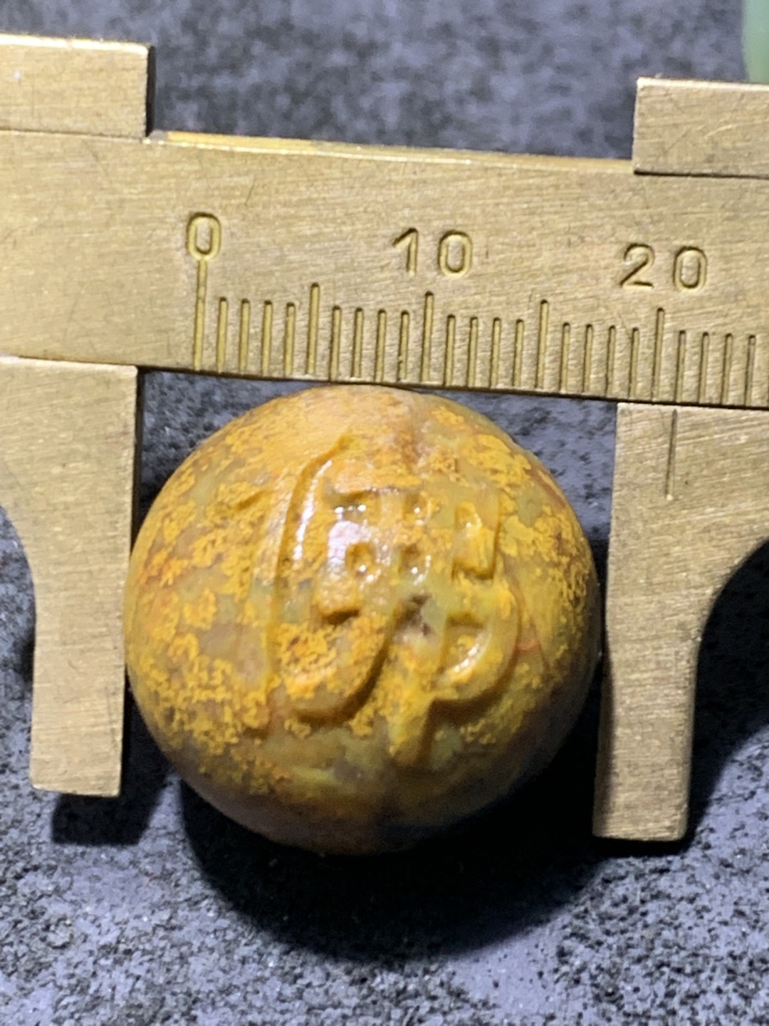 精美亚光草花纹原皮战国红玛瑙手工雕刻佛字单珠一颗！
