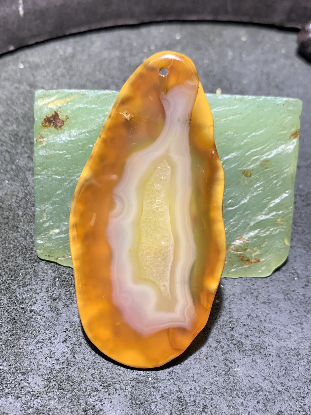 放福利！天然马达加斯加黄皮冰飘心原皮玛瑙雕刻亭台楼阁牌子一块