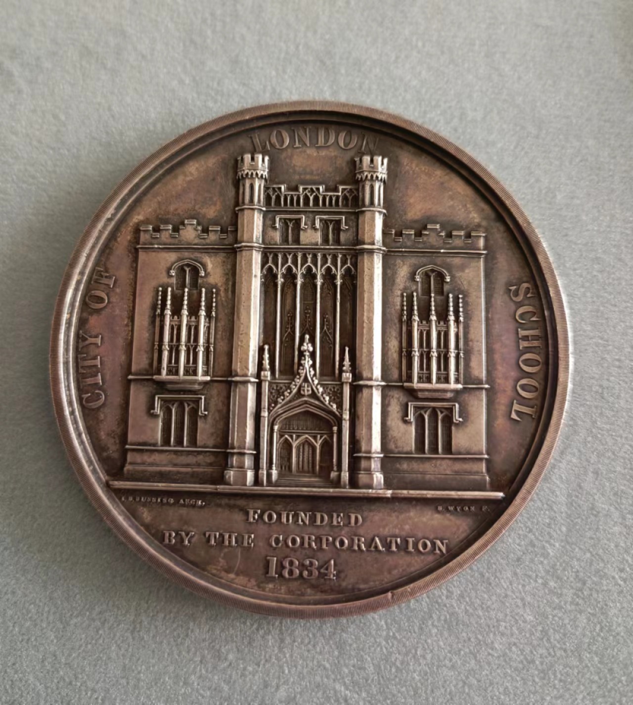德国马克欧洲章牌摆件第十期 1834年伦敦城学院建立，B.Wyon名作，58mm85g。光边原铸，轻微边磕。稀有