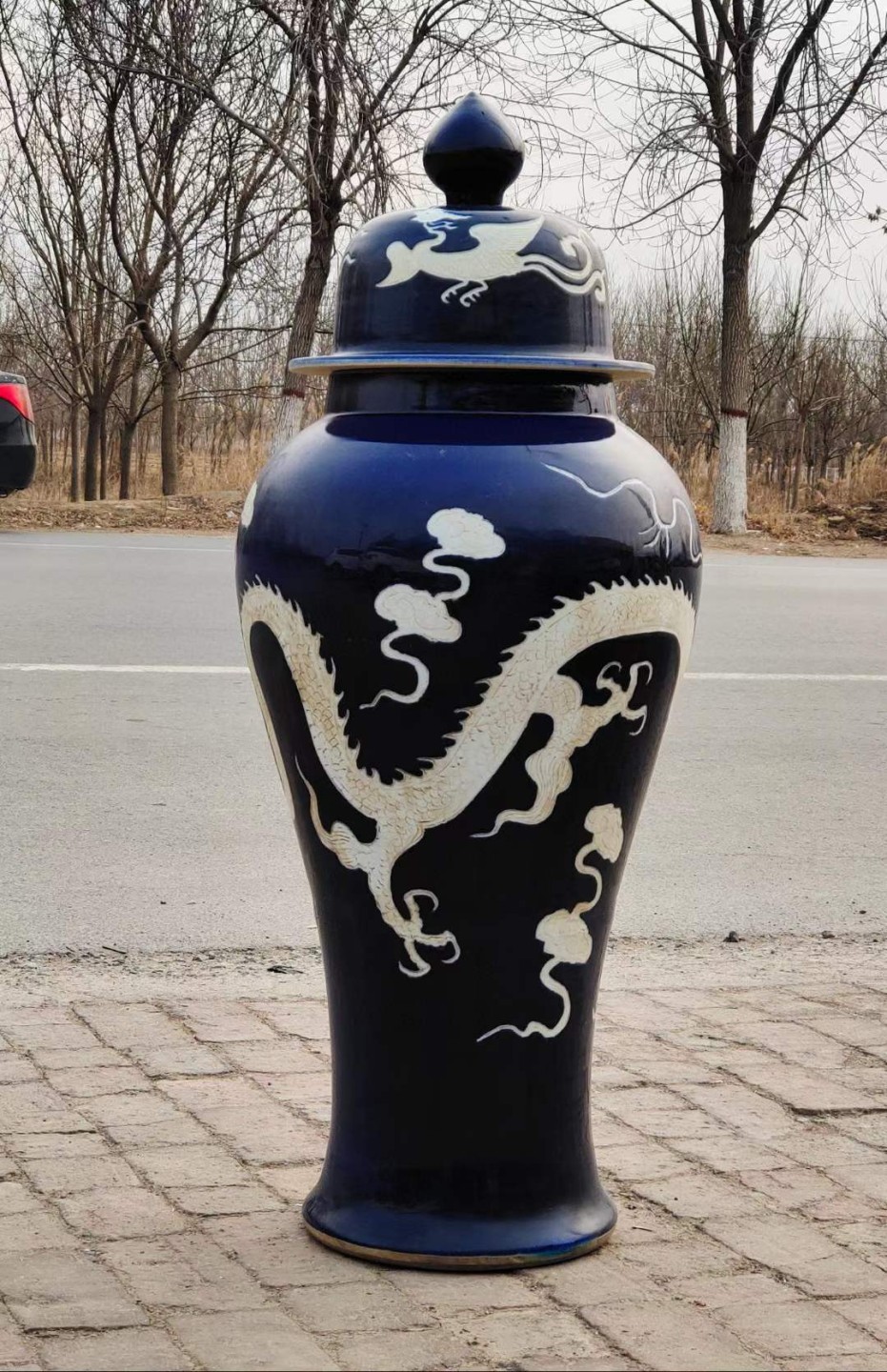 美品·款识“大元国至正八年制”霁蓝釉刻瓷白龙纹盖罐。 美品·款识“大元国至正八年制”霁蓝釉刻瓷白龙纹盖罐。