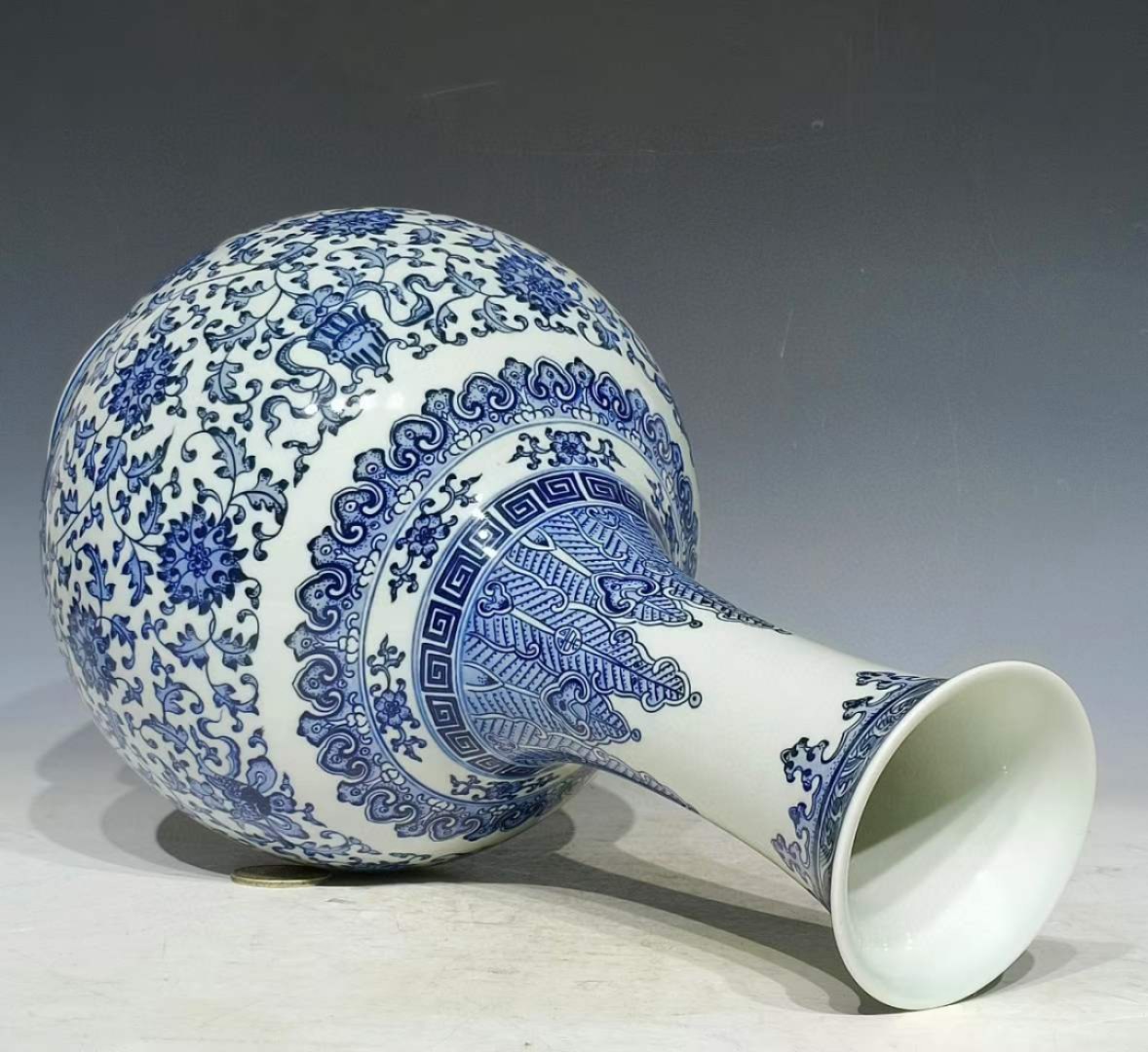 中国清時代青花纏枝蓮茶碗（大清乾隆年製）在銘 XG55-1 中国清
