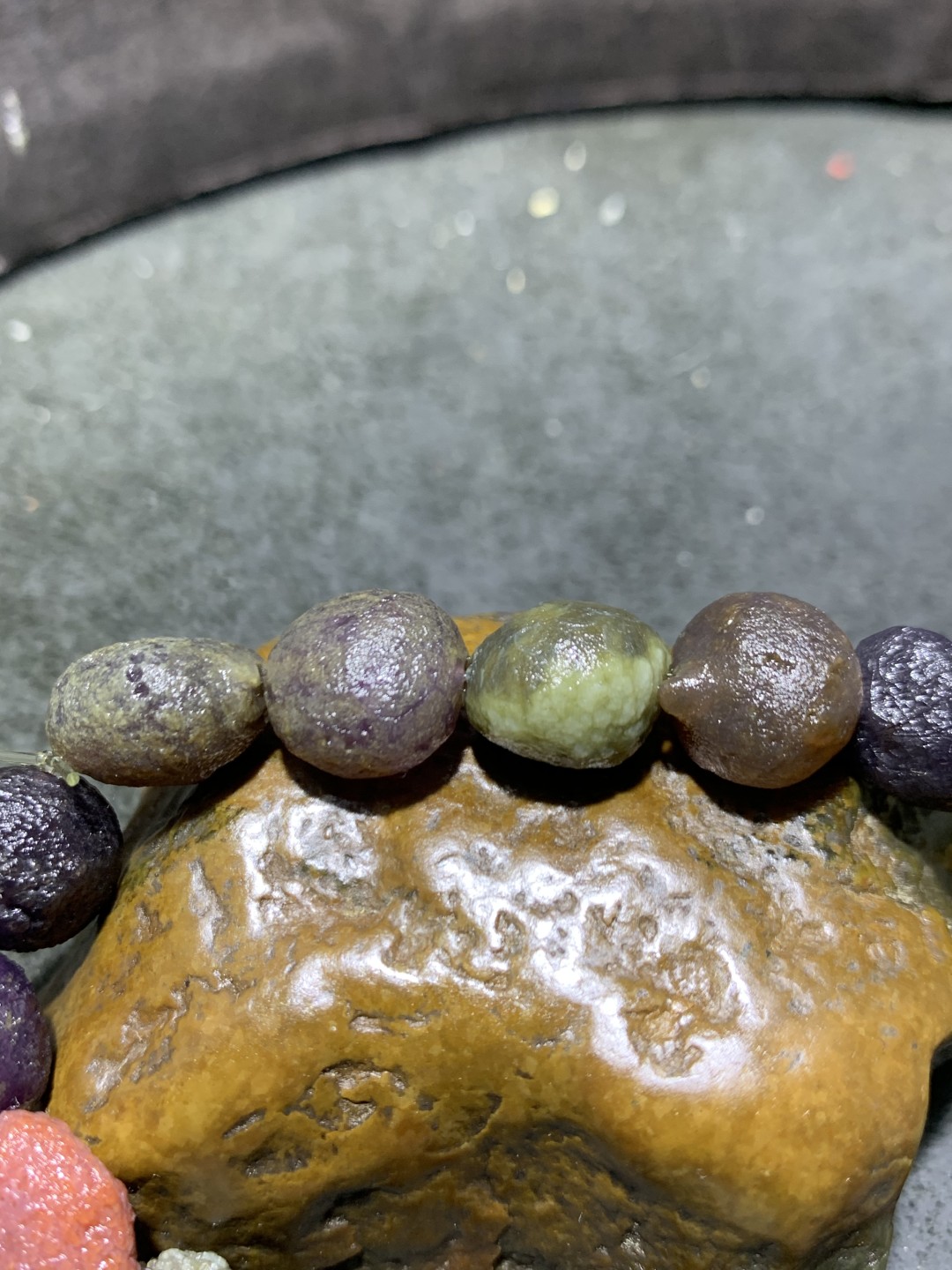 精美阿拉善紫罗兰系多宝筋脉石原石手串一条，