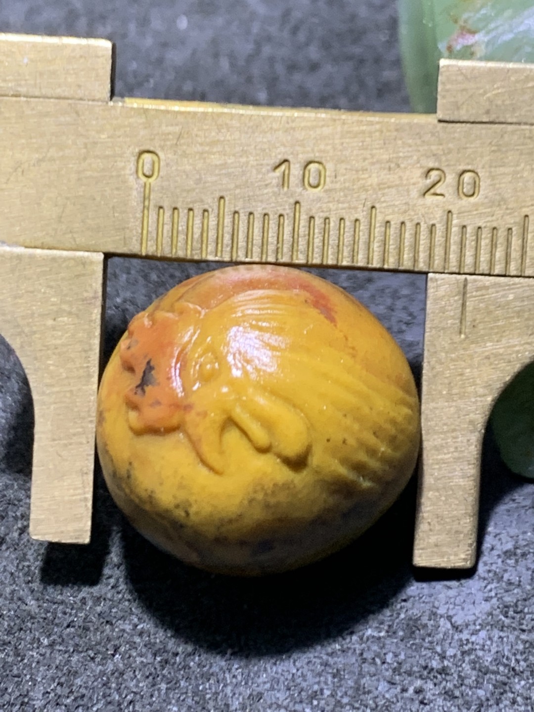 精美亚光原皮战国红玛瑙俏色巧雕雄鸡随形吊坠一个，