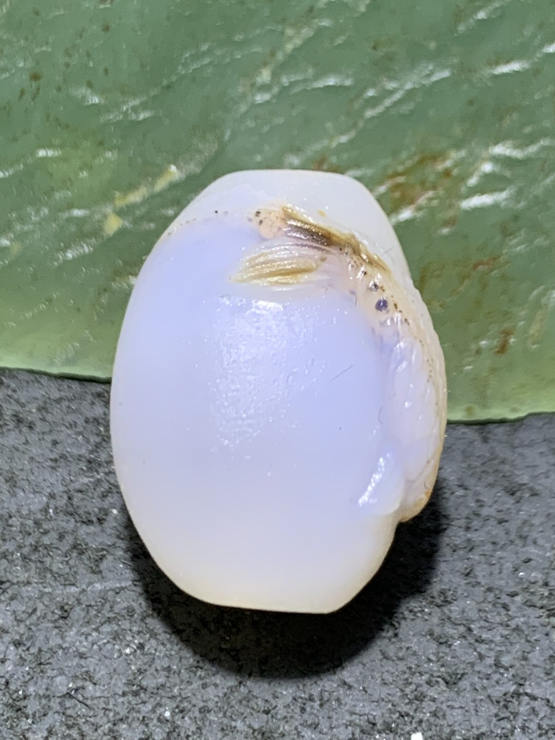 精美亚光高玉化海洋玉髓手工俏色巧雕富贵有鱼随形桶珠一个！