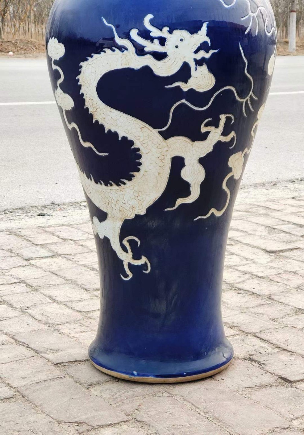 美品·款识“大元国至正八年制”霁蓝釉刻瓷白龙纹盖罐。 美品·款识“大元国至正八年制”霁蓝釉刻瓷白龙纹盖罐。