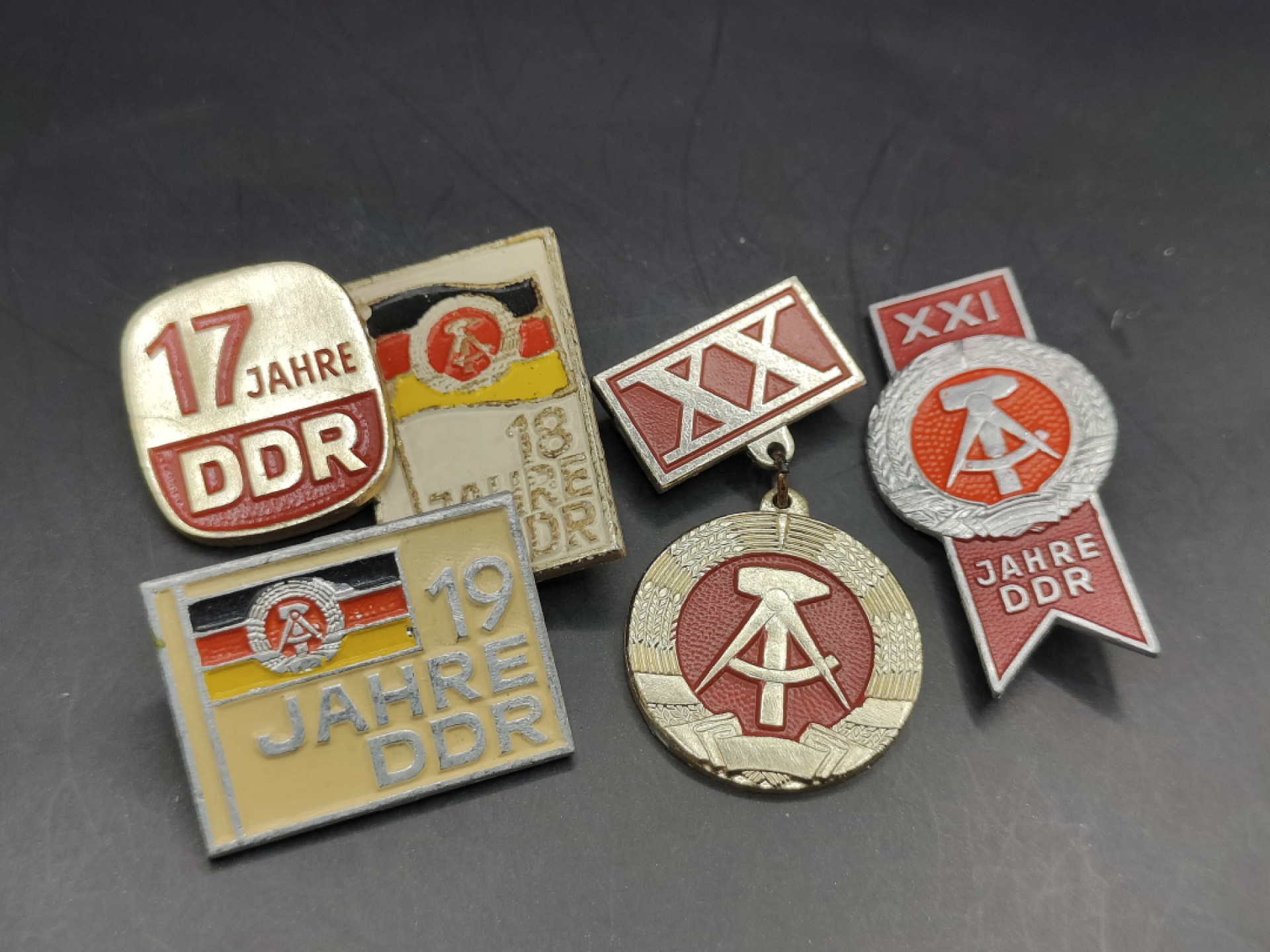 全场0元起拍 第41期 咸鱼国勋章拍卖专场 3月26日（周日）下午6：00开始 东德建国17-21周年纪念章一套