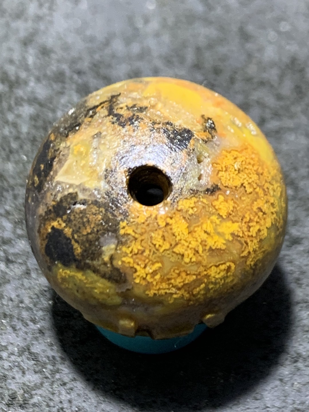 精美亚光草花纹原皮战国红玛瑙手工雕刻佛字单珠一颗！