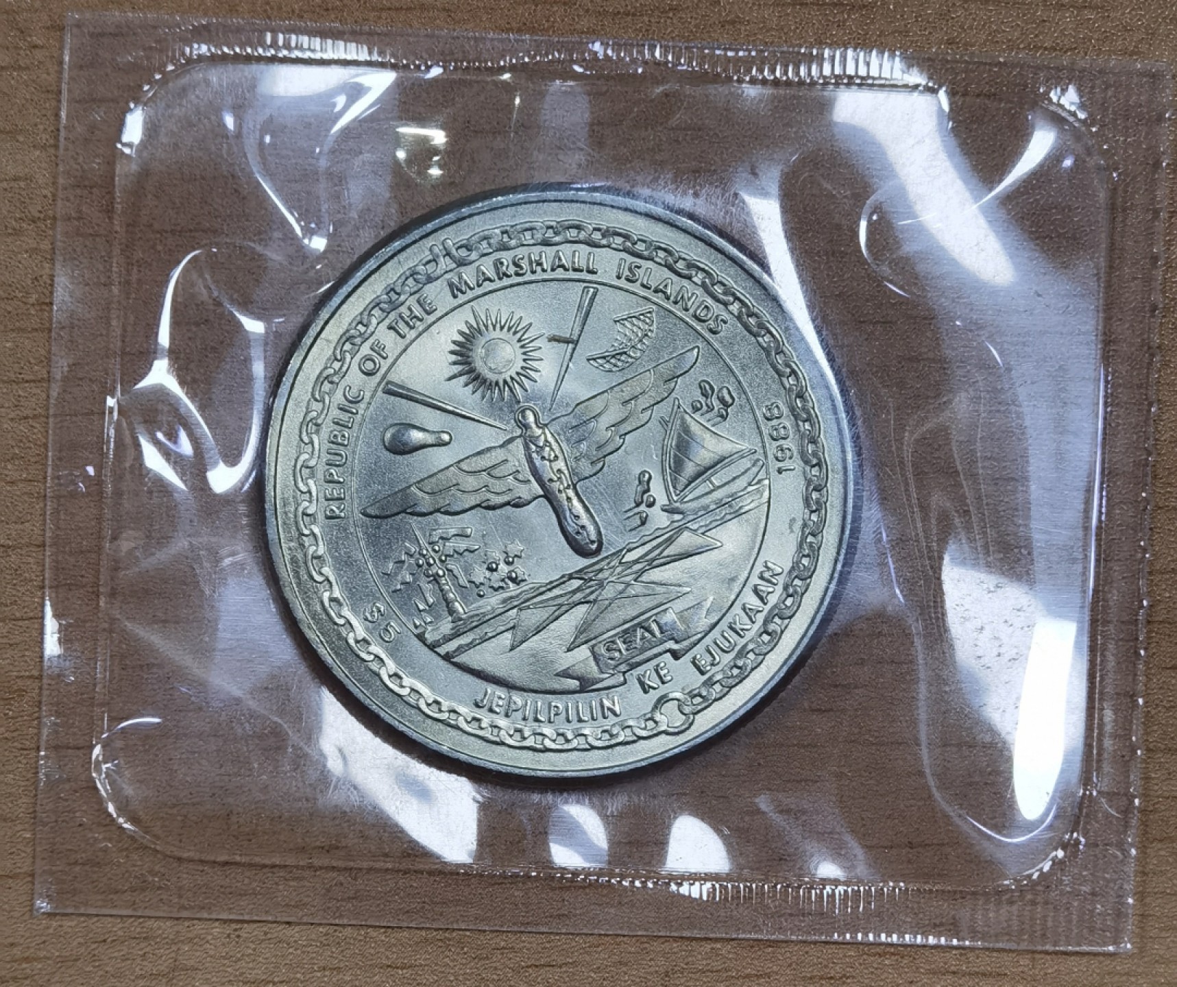 北京马甸外国币专卖微拍第九十三期，外国非贵金属纪念币，流通币专场，陆续上新，欢迎关注 1988年塑料封装马绍尔克郎型纪念币