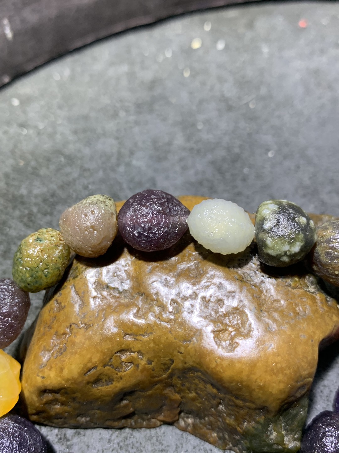 精美阿拉善紫罗兰系多宝筋脉石原石手串一条，