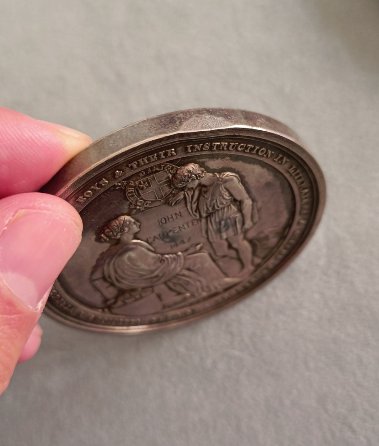 德国马克欧洲章牌摆件第十期 1834年伦敦城学院建立，B.Wyon名作，58mm85g。光边原铸，轻微边磕。稀有